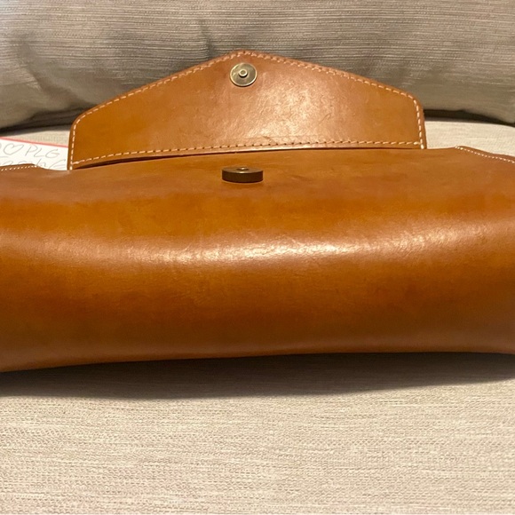 Portland Leather Astoria Crossbody Bag in Tan - Picture 6 of 8